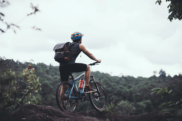 Ciclismo e osteopatia: l'immagine mostra un uomo in bicicletta, in un articolo circa i benefici apportati dall'osteopatia in questo sport.