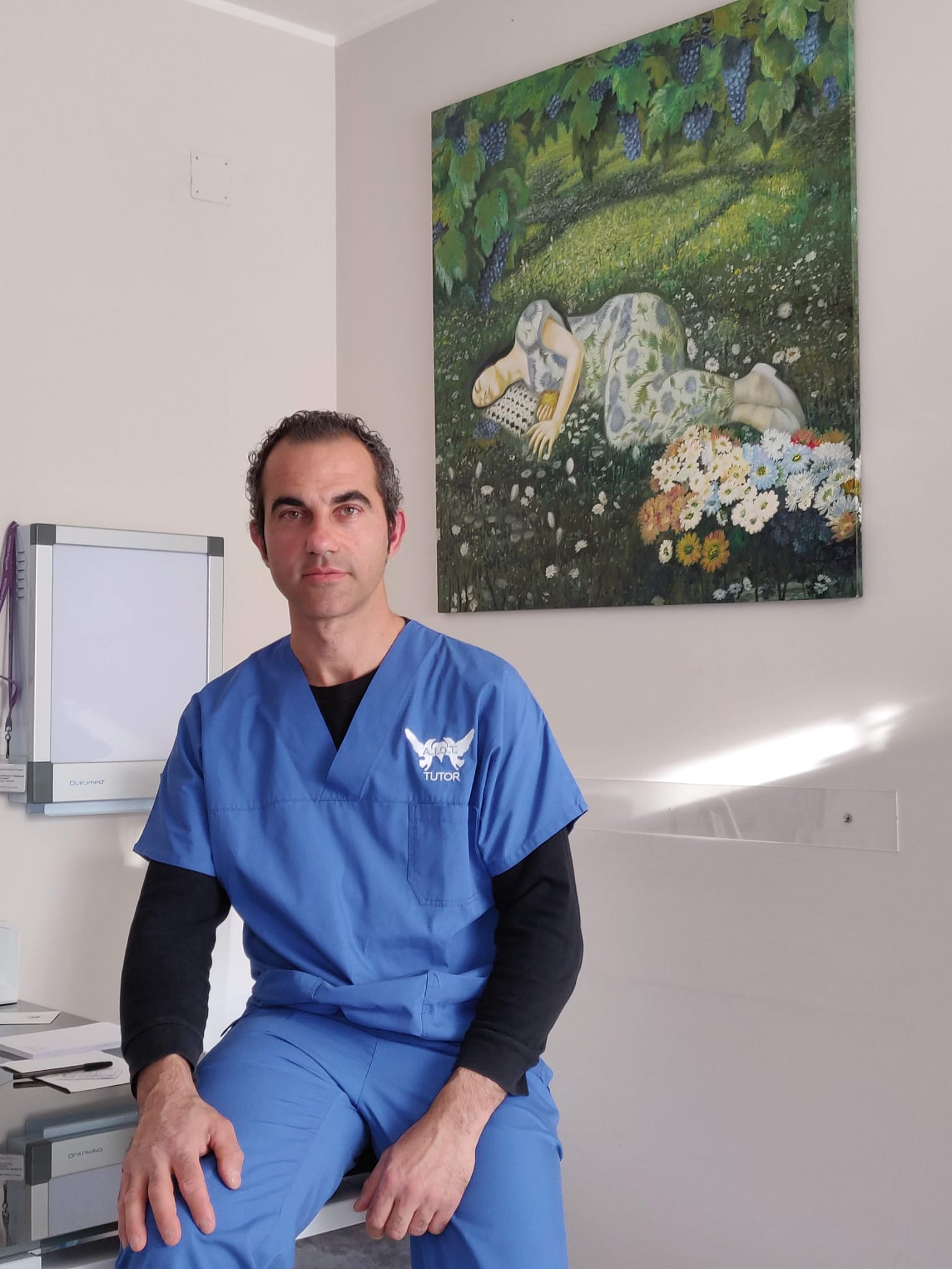 Gianluca Travaglini seduto nel suo studio a Pescara