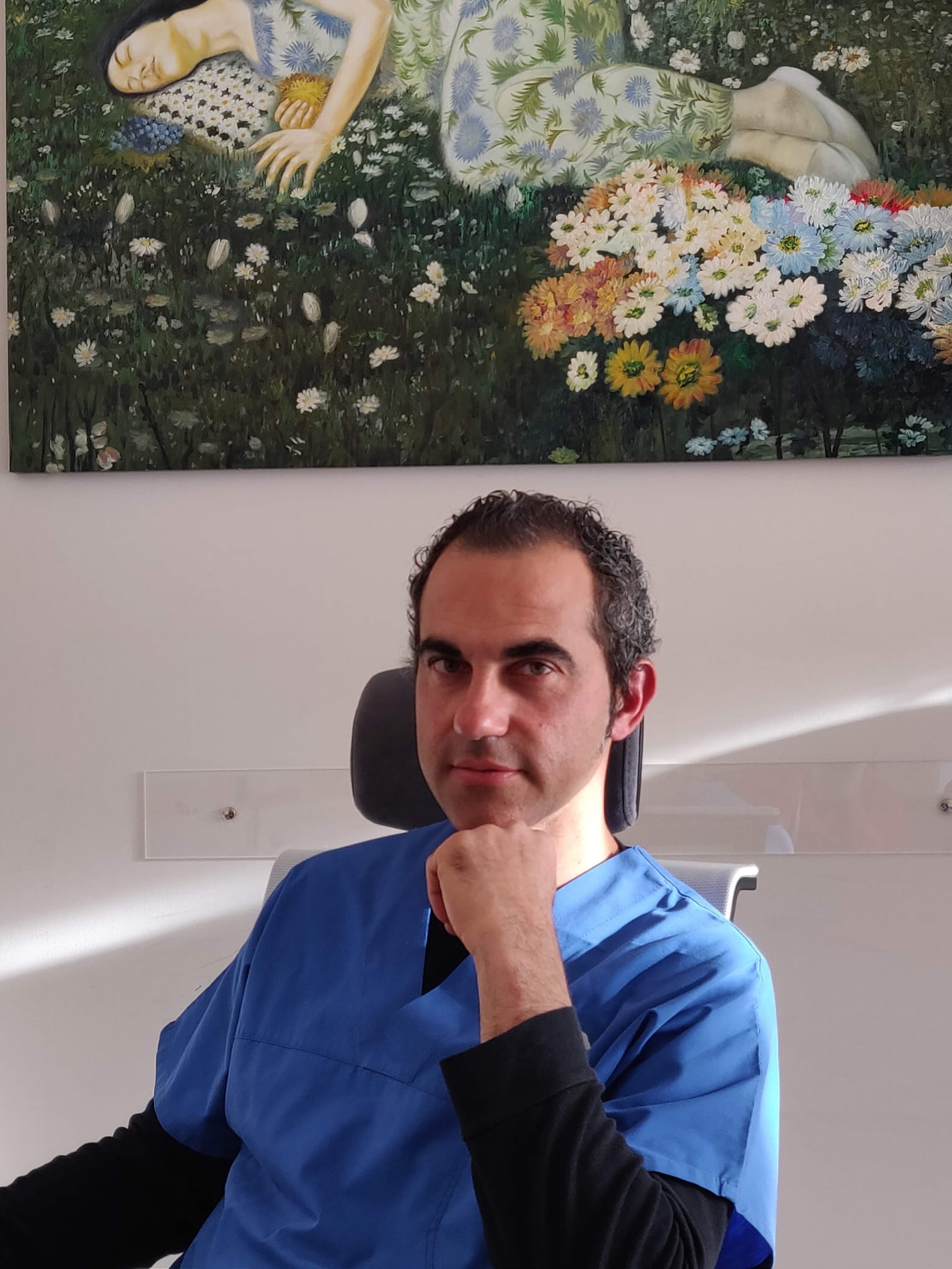 Ritratto di Gianluca Travaglini nel suo studio