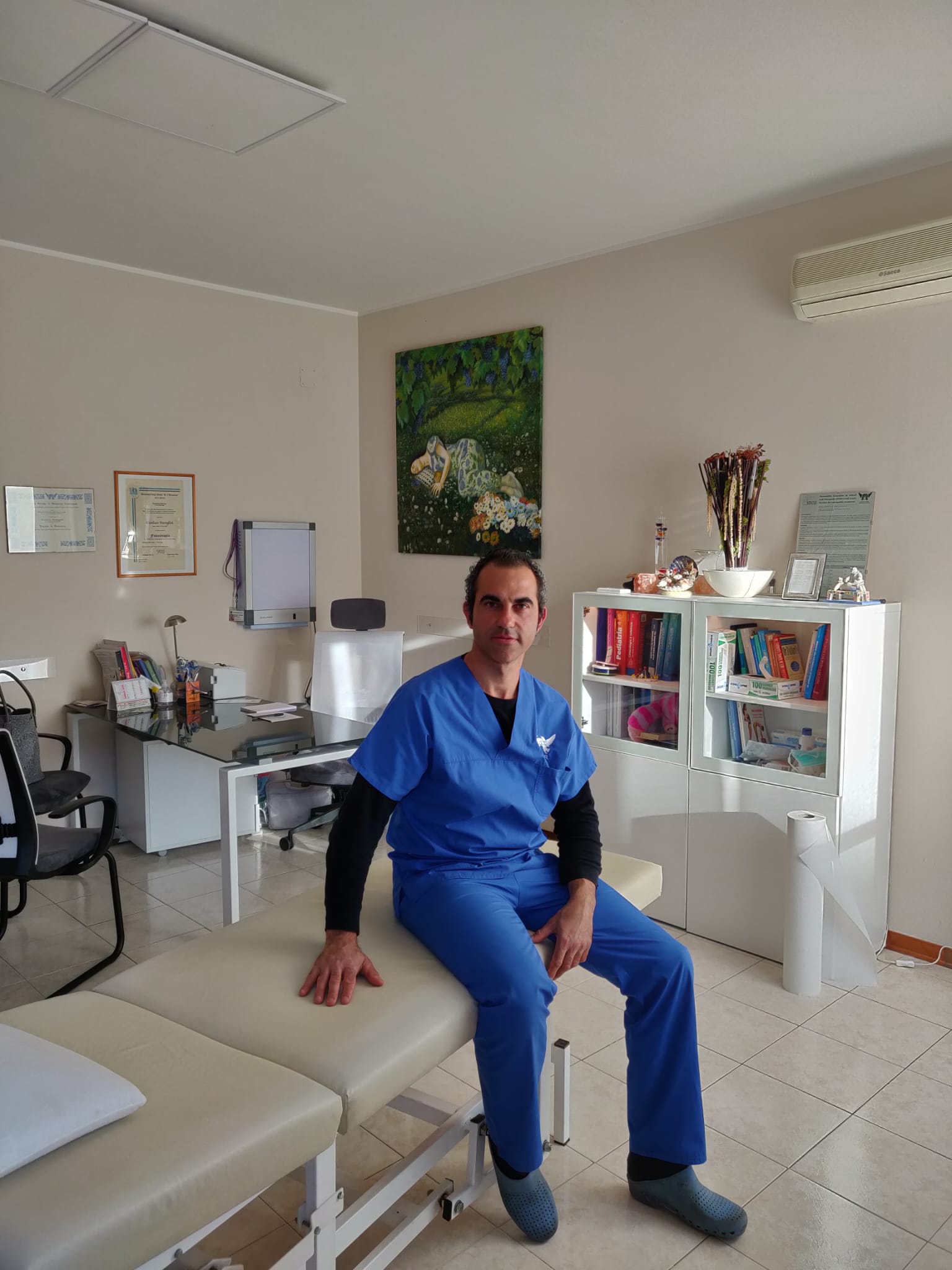 Gianluca Travaglini nello studio di fisioterapia a Pescara